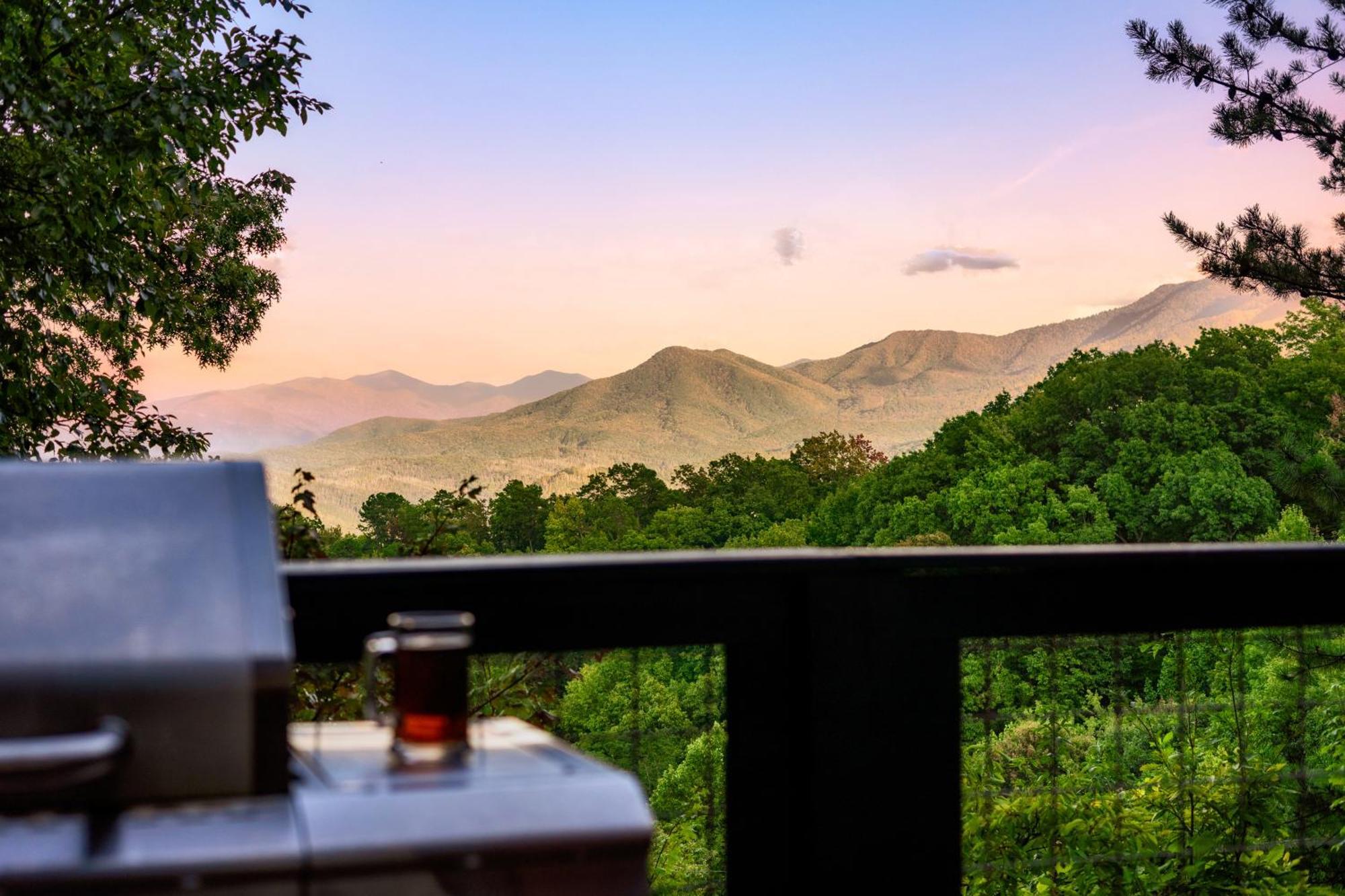 Woodhaven - Private - 3 Suites - Gorgeous Views - 3 Pools - Gamerm - Hottub - Lots Of Bears Gatlinburg Buitenkant foto